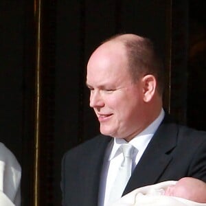 La princesse Charlene et le prince Albert II de Monaco avec la princesse Gabriella et le prince héréditaire Jacques de Monaco lors de la présentation des jumeaux au balcon du palais princier le 7 janvier 2015.