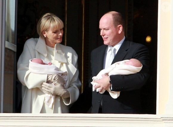 La princesse Charlene et le prince Albert II de Monaco avec la princesse Gabriella et le prince héréditaire Jacques de Monaco lors de la présentation des jumeaux au balcon du palais princier le 7 janvier 2015.