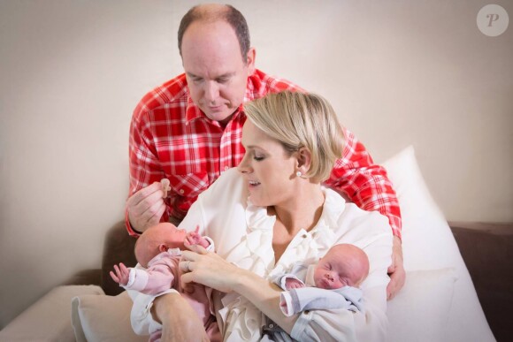 Charlene de Monaco et son mari le Prince Albert dévoilent les premières photos de leurs jumeaux, le 23 décembre