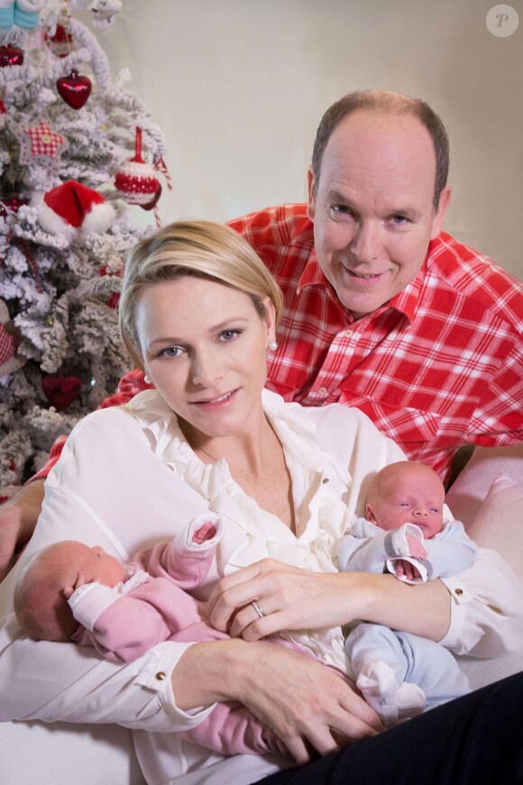 Charlene de Monaco et son mari le Prince Albert dévoilent les premières photos de leurs jumeaux, le 23 décembre