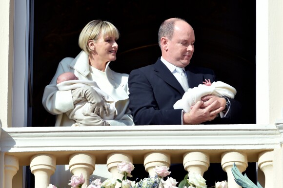 La princesse Charlene et le prince Albert II de Monaco avec la princesse Gabriella et le prince héréditaire Jacques de Monaco lors de la présentation des jumeaux au balcon du palais princier le 7 janvier 2015.