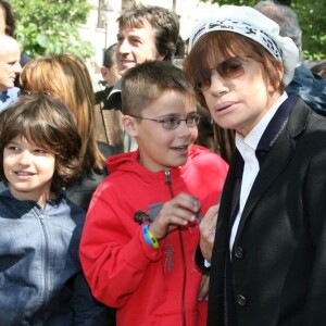 François Cluzet, Marie Trintignant et deux de ses petits-fils - Inauguration du square Marie Trintignant dans le 4e arrondissement de Paris, le 13 mai 2007.