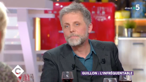 Stéphane Guillon évoque son licenciement de C8. Emission "C à vous" sur France 5. Le 13 mars 2018.