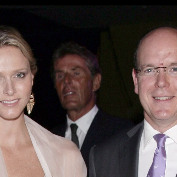 Le prince Albert II de Monaco et la princesse Charlene (alors Charlene Wittstock) le 24 août 2010 au Palais des Festivals à Cannes lors de la soirée de gala Russian Night, Flowers Ball. 