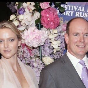 Le prince Albert II de Monaco et la princesse Charlene (alors Charlene Wittstock) le 24 août 2010 au Palais des Festivals à Cannes lors de la soirée de gala Russian Night, Flowers Ball. 