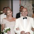  Le prince Albert II de Monaco et la princesse Charlene (alors Charlene Wittstock) le 30 juillet 2010, un mois après l'annonce de leurs fiançailles, lors du 62e Bal de la Croix-Rouge monégasque. 