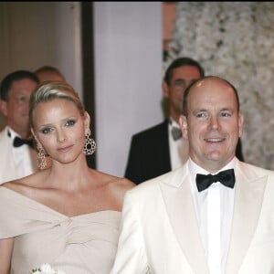 Le prince Albert II de Monaco et la princesse Charlene (alors Charlene Wittstock) le 30 juillet 2010, un mois après l'annonce de leurs fiançailles, lors du 62e Bal de la Croix-Rouge monégasque.