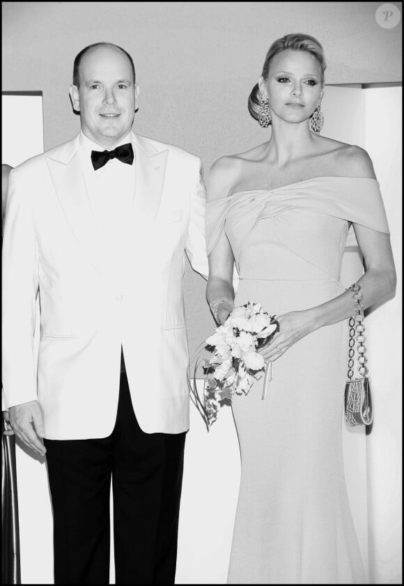 Le prince Albert II de Monaco et la princesse Charlene (alors Charlene Wittstock) le 30 juillet 2010, un mois après l'annonce de leurs fiançailles, lors du 62e Bal de la Croix-Rouge monégasque.