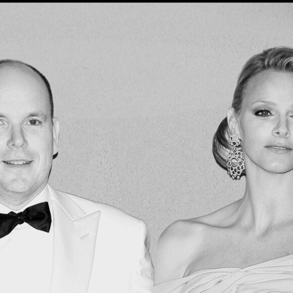 Le prince Albert II de Monaco et la princesse Charlene (alors Charlene Wittstock) le 30 juillet 2010, un mois après l'annonce de leurs fiançailles, lors du 62e Bal de la Croix-Rouge monégasque.