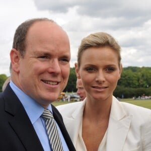 Le prince Albert II de Monaco et la princesse Charlene (alors Charlene Wittstock) le 17 juillet 2010, un mois après l'annonce de leurs fiançailles, lors de l'Asprey World Class Polo en Angleterre.