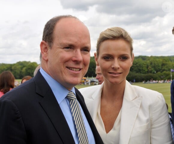 Le prince Albert II de Monaco et la princesse Charlene (alors Charlene Wittstock) le 17 juillet 2010, un mois après l'annonce de leurs fiançailles, lors de l'Asprey World Class Polo en Angleterre.