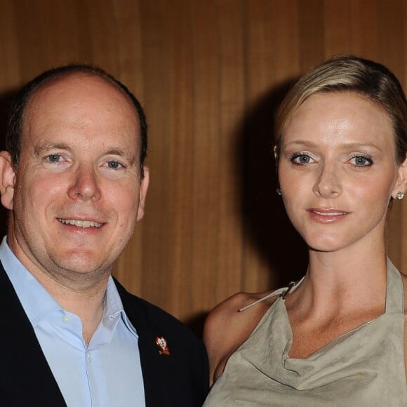 Le prince Albert II de Monaco et la princesse Charlene (alors Charlene Wittstock) le 16 juillet 2010, un mois après l'annonce de leurs fiançailles, au gala de Fight Aids Monaco.