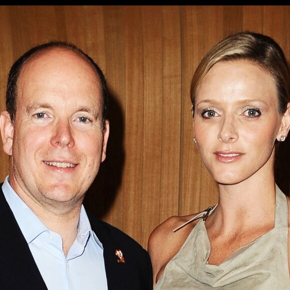 Le prince Albert II de Monaco et la princesse Charlene (alors Charlene Wittstock) le 16 juillet 2010, un mois après l'annonce de leurs fiançailles, au gala de Fight Aids Monaco.