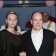  Le prince Albert II de Monaco et la princesse Charlene (alors Charlene Wittstock) le 12 juillet 2010, un mois après l'annonce de leurs fiançailles, lors d'un "dinner in the sky" concocté par Joël Robuchon pour célébrer les 5 ans de règne du souverain. 