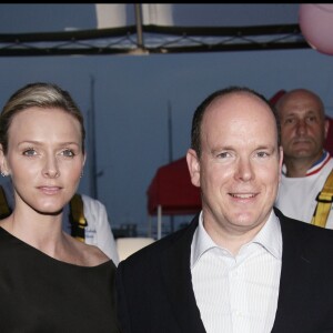 Le prince Albert II de Monaco et la princesse Charlene (alors Charlene Wittstock) le 12 juillet 2010, un mois après l'annonce de leurs fiançailles, lors d'un "dinner in the sky" concocté par Joël Robuchon pour célébrer les 5 ans de règne du souverain.