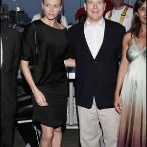 Le prince Albert II de Monaco et la princesse Charlene (alors Charlene Wittstock) le 12 juillet 2010, un mois après l'annonce de leurs fiançailles, lors d'un "dinner in the sky" concocté par Joël Robuchon pour célébrer les 5 ans de règne du souverain.