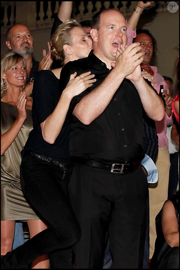 Le prince Albert II de Monaco et la princesse Charlene (alors Charlene Wittstock) le 5 juillet 2010, peu après l'annonce de leurs fiançailles, profitant d'un concert d'Iggy Pop and the Stooges et de ZZ Top sur la place du palais princier lors de Monaco World Music 2010.