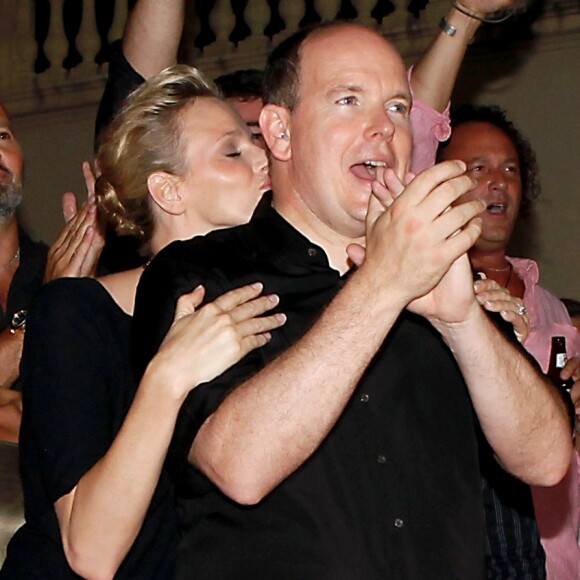 Le prince Albert II de Monaco et la princesse Charlene (alors Charlene Wittstock) le 5 juillet 2010, peu après l'annonce de leurs fiançailles, profitant d'un concert d'Iggy Pop and the Stooges et de ZZ Top sur la place du palais princier lors de Monaco World Music 2010.