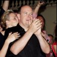  Le prince Albert II de Monaco et la princesse Charlene (alors Charlene Wittstock) le 5 juillet 2010, peu après l'annonce de leurs fiançailles, profitant d'un concert d'Iggy Pop and the Stooges et de ZZ Top sur la place du palais princier lors de Monaco World Music 2010. 