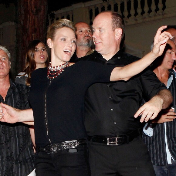 Le prince Albert II de Monaco et la princesse Charlene (alors Charlene Wittstock) le 5 juillet 2010, peu après l'annonce de leurs fiançailles, profitant d'un concert d'Iggy Pop and the Stooges et de ZZ Top sur la place du palais princier lors de Monaco World Music 2010.