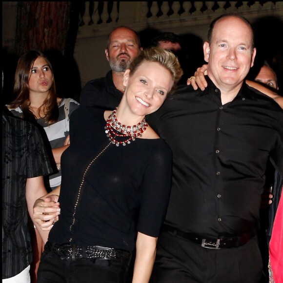 Le prince Albert II de Monaco et la princesse Charlene (alors Charlene Wittstock) le 5 juillet 2010, peu après l'annonce de leurs fiançailles, profitant d'un concert d'Iggy Pop and the Stooges et de ZZ Top sur la place du palais princier lors de Monaco World Music 2010.