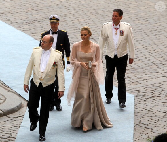 Le prince Albert II de Monaco et la princesse Charlene (alors Charlene Wittstock) le 19 juin 2010 au mariage de la princesse Victoria de Suède à Stockholm, quelques jours avant l'annonce de leurs fiançailles.