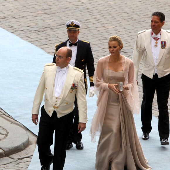 Le prince Albert II de Monaco et la princesse Charlene (alors Charlene Wittstock) le 19 juin 2010 au mariage de la princesse Victoria de Suède à Stockholm, quelques jours avant l'annonce de leurs fiançailles.