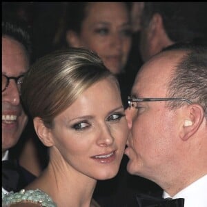 Le prince Albert II de Monaco et la princesse Charlene (alors Charlene Wittstock) lors du Bal de la Rose en mars 2010, quelques mois avant leurs fiançailles.