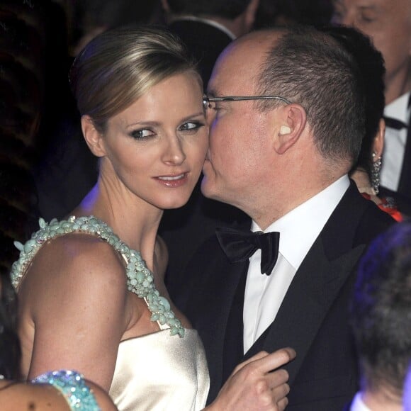 Le prince Albert II de Monaco et la princesse Charlene (alors Charlene Wittstock) lors du Bal de la Rose en mars 2010, quelques mois avant leurs fiançailles.