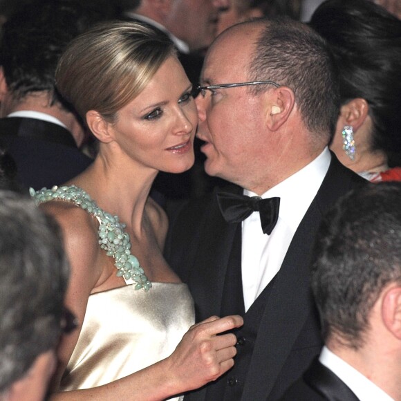 Le prince Albert II de Monaco et la princesse Charlene (alors Charlene Wittstock) lors du Bal de la Rose en mars 2010, quelques mois avant leurs fiançailles.