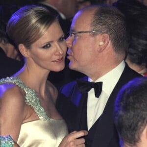 Le prince Albert II de Monaco et la princesse Charlene (alors Charlene Wittstock) lors du Bal de la Rose en mars 2010, quelques mois avant leurs fiançailles.