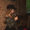 Emma Smet, cocktail à la main, sur son Instagram