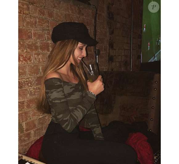 Emma Smet, cocktail à la main, sur son Instagram