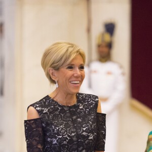 La première dame Brigitte Macron ( Robe Nicolas Ghesquière pour Louis Vuitton) et le président Emmanuel Macron lors de leur arrivée au dîner du sommet fondateur de lAlliance Solaire Internationale (ASI) au palais présidentiel à New Delhi le 10 mars 2018. © Eliot Blondet / Pool / Bestimage