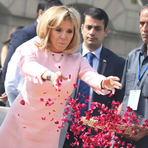 Le président Emmanuel Macron et sa femme Brigitte lors de la cérémonie d'hommage à Gandhi au mémorial Raj Ghat à New Dehli le 10 mars 2018. Le président et sa femme sont en visite d'Etat en République de l'Inde du 9 au 12 mars 2018. © Dominique Jacovides / Bestimage