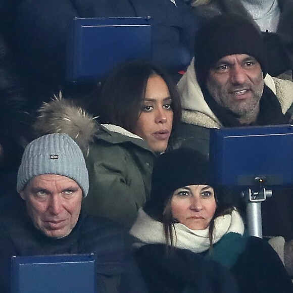 Amel Bent et son mari Patrick Antonelli (DR) dans les tribunes lors du match de Ligue 1 "PSG - OM (3-0)" au Parc des Princes à Paris, le 25 février 2018.