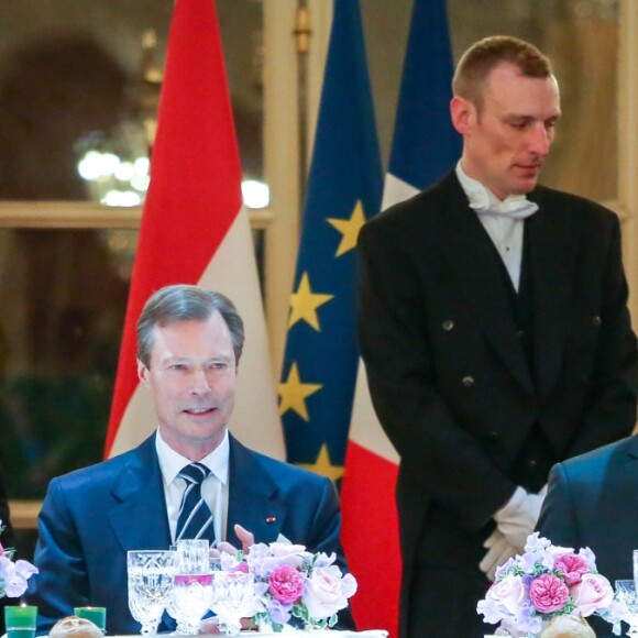 Le président de la République Emmanuel Macron, son épouse Brigitte, le grand-duc Henri de Luxembourg et la grande-duchesse Maria Teresa de Luxembourg - Le grand-duc et la grande-duchesse de Luxembourg assistent au dîner d'Etat organisé au Palais de l'Elysée par le président de la République et la première dame à l'occasion d'une visite d'Etat en France à Paris, le 19 mars 2018. © Hamilton/Pool/Bestimage