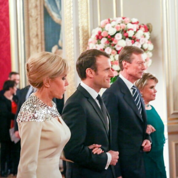 Le président de la République Emmanuel Macron, son épouse Brigitte, le grand-duc Henri de Luxembourg et la grande-duchesse Maria Teresa de Luxembourg - Le grand-duc et la grande-duchesse de Luxembourg assistent au dîner d'Etat organisé au Palais de l'Elysée par le président de la République et la première dame à l'occasion d'une visite d'Etat en France à Paris, le 19 mars 2018. © Hamilton/Pool/Bestimage