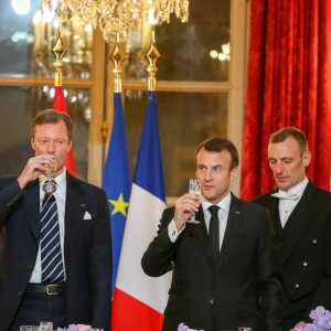 Le président de la République Emmanuel Macron, son épouse Brigitte, le grand-duc Henri de Luxembourg et la grande-duchesse Maria Teresa de Luxembourg - Le grand-duc et la grande-duchesse de Luxembourg assistent au dîner d'Etat organisé au Palais de l'Elysée par le président de la République et la première dame à l'occasion d'une visite d'Etat en France à Paris, le 19 mars 2018. © Hamilton/Pool/Bestimage