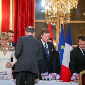 Le président de la République Emmanuel Macron, son épouse Brigitte, le grand-duc Henri de Luxembourg et la grande-duchesse Maria Teresa de Luxembourg - Le grand-duc et la grande-duchesse de Luxembourg assistent au dîner d'Etat organisé au Palais de l'Elysée par le président de la République et la première dame à l'occasion d'une visite d'Etat en France à Paris, le 19 mars 2018. © Hamilton/Pool/Bestimage