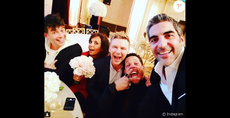 Karine Le Marchand pose partage un selfie avec Stéphane Plaza, Jeanfi Janssens  JoeyStarre et Ary Abittan - Soirée de Gala de bienfaisance de La Fondation pour la Recherche en Physiologie à l&#039;hôtel George V à Paris le 19 mars 2018.
