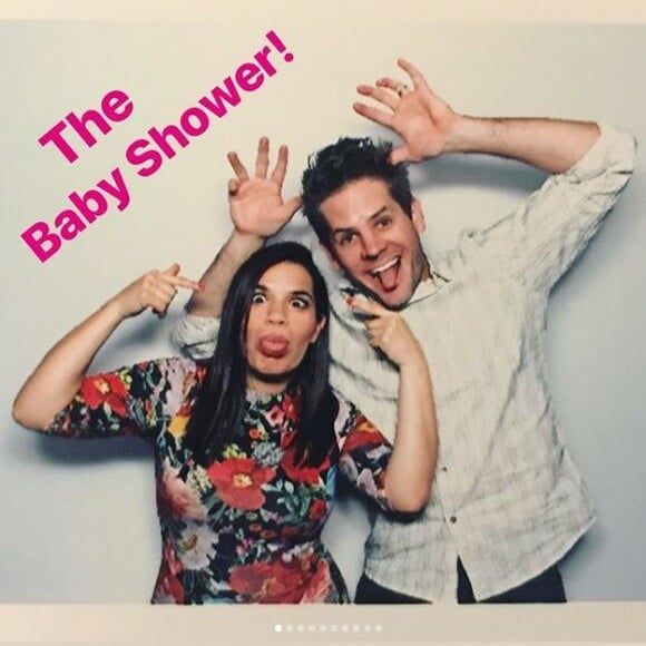 America Ferrera a partagé plusieurs photos de sa baby shower, le 17 mars 2018 à Los Angeles. Ici avec son mari.