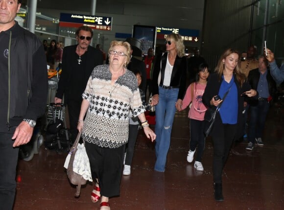 Johnny Hallyday avec sa femme Laeticia, ses enfants Jade et Joy ainsi que la grand-mère de Laeticia Elyette Boudou arrivent à l'aéroport de Roissy en provenance de Los Angeles. Roissy-en-France le 26 juin 2016.