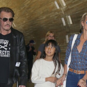 Exclusif - Johnny Hallyday repart en famille avec sa femme Laeticia, ses filles Jade et Joy et Eliette, la grand-mère de Laeticia à Saint-Barthélemy de l'aéroport Roissy Charles de Gaulle le 27 juillet 2016.