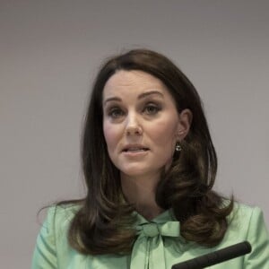 La duchesse Catherine de Cambridge, enceinte, à la Société royale de médecine à Londres le 21 mars 2018 pour un symposium qu'elle a organisé avec la Fondation royale sur l'intervention précoce pour la santé mentale des enfants.