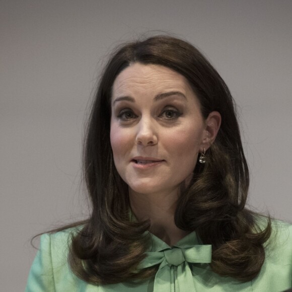 La duchesse Catherine de Cambridge, enceinte, à la Société royale de médecine à Londres le 21 mars 2018 pour un symposium qu'elle a organisé avec la Fondation royale sur l'intervention précoce pour la santé mentale des enfants.