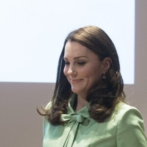 La duchesse Catherine de Cambridge, enceinte, à la Société royale de médecine à Londres le 21 mars 2018 pour un symposium qu'elle a organisé avec la Fondation royale sur l'intervention précoce pour la santé mentale des enfants.