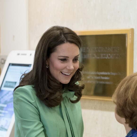 La duchesse Catherine de Cambridge, enceinte, à la Société royale de médecine à Londres le 21 mars 2018 pour un symposium qu'elle a organisé avec la Fondation royale sur l'intervention précoce pour la santé mentale des enfants.