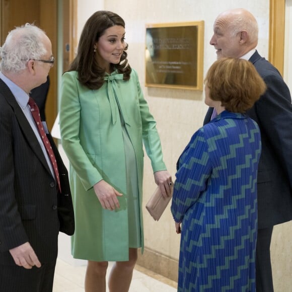 La duchesse Catherine de Cambridge, enceinte, à la Société royale de médecine à Londres le 21 mars 2018 pour un symposium qu'elle a organisé avec la Fondation royale sur l'intervention précoce pour la santé mentale des enfants.