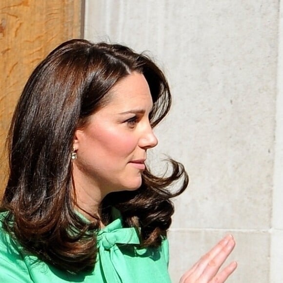 La duchesse Catherine de Cambridge, enceinte, à la Société royale de médecine à Londres le 21 mars 2018 pour un symposium qu'elle a organisé avec la Fondation royale sur l'intervention précoce pour la santé mentale des enfants.